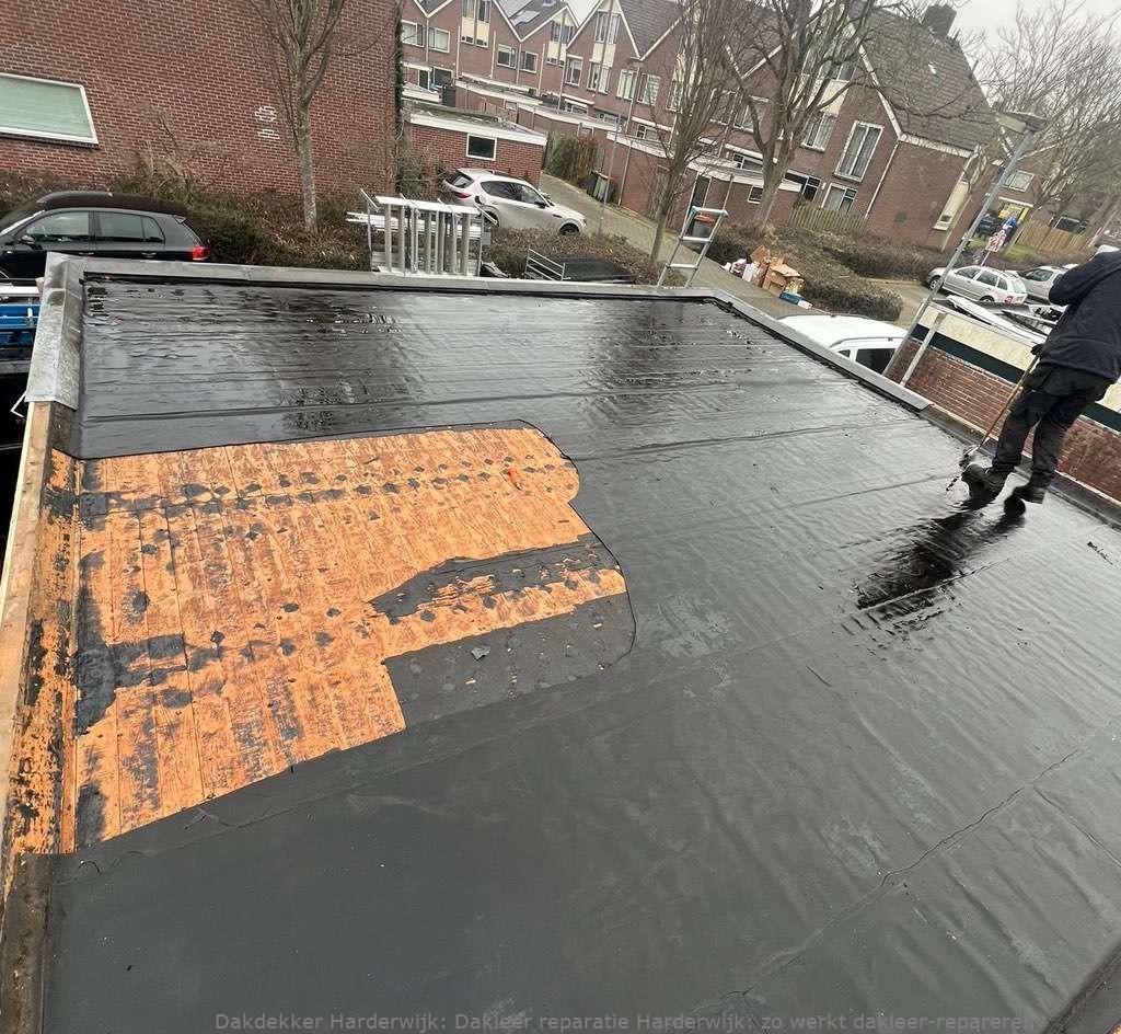Dakleer reparatie Harderwijk: zo werkt dakleer-repareren